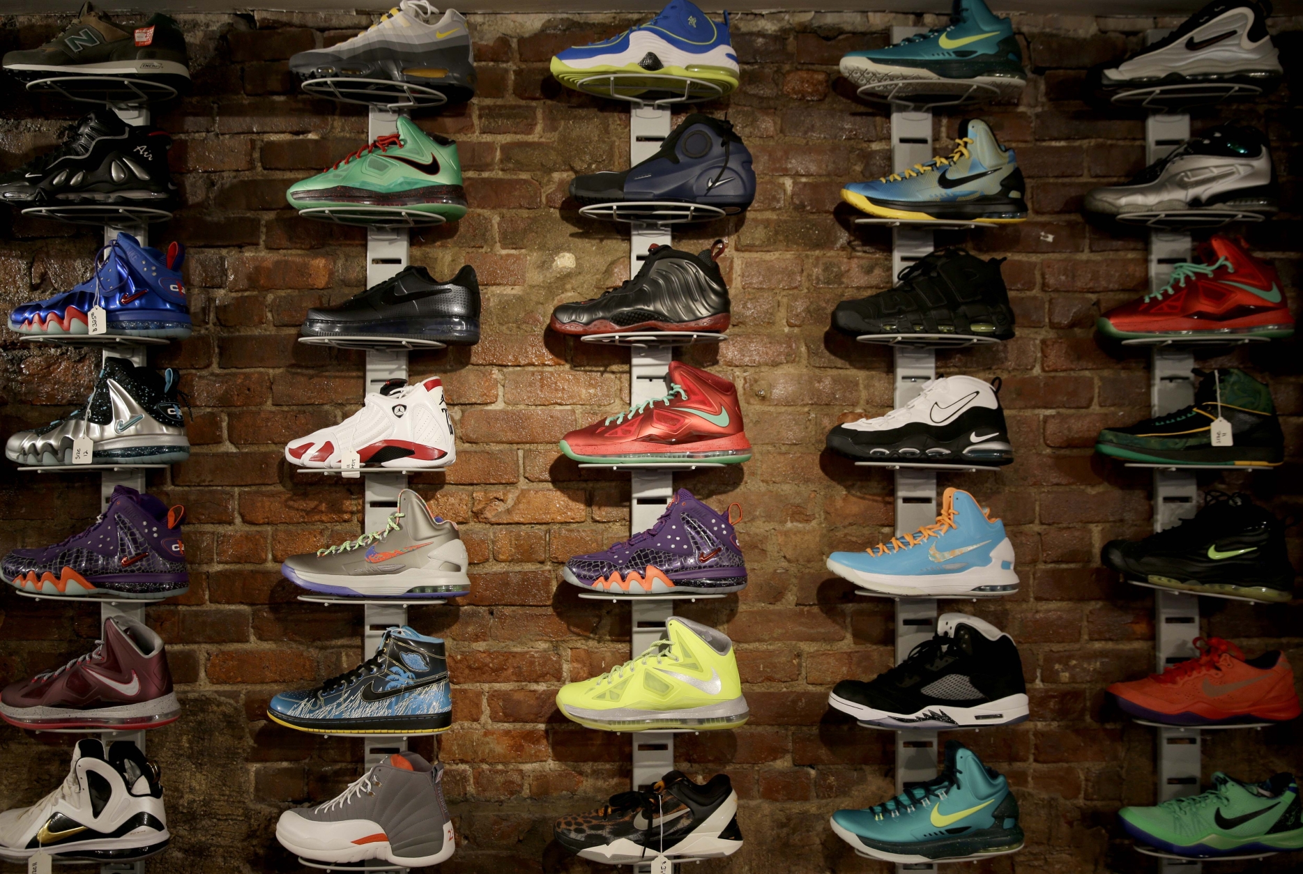 Kinh nghiệm kinh doanh giày Sneaker online sẽ giúp bạn nắm bắt được xu hướng thị trường và sở thích của khách hàng. Từ đó, bạn sẽ tìm được chiến lược kinh doanh phù hợp và hiệu quả cũng như nâng cao doanh số bán hàng. Hãy xem hình ảnh và học hỏi từ những kinh nghiệm kinh doanh giày Sneaker online thành công!